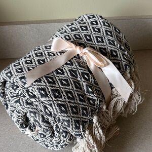 Elegant Black and Cream Diamond Pattern Throw Blanket 70 x 50